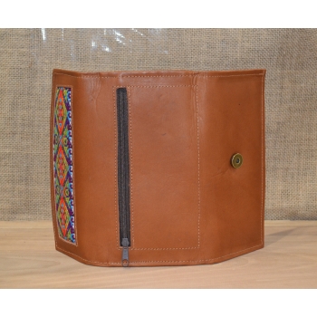 .Portfel duży skórzany brązowy z etnicznym kolorowym haftem .